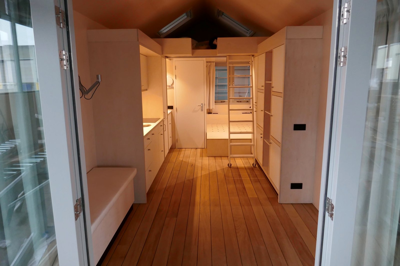 Het complete interieur van een strandslaaphuisje