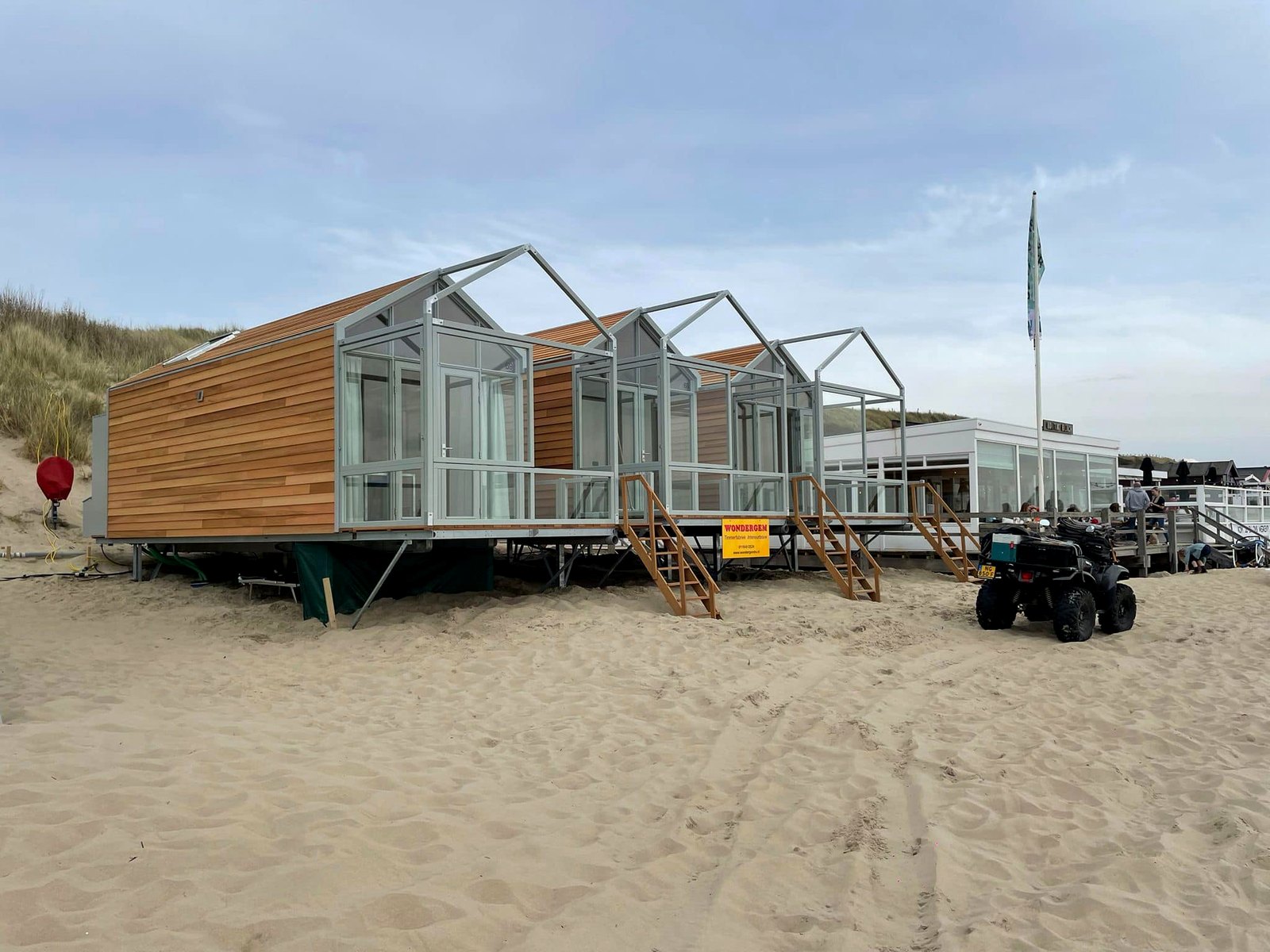 Rij strandslaaphuisjes op het strand