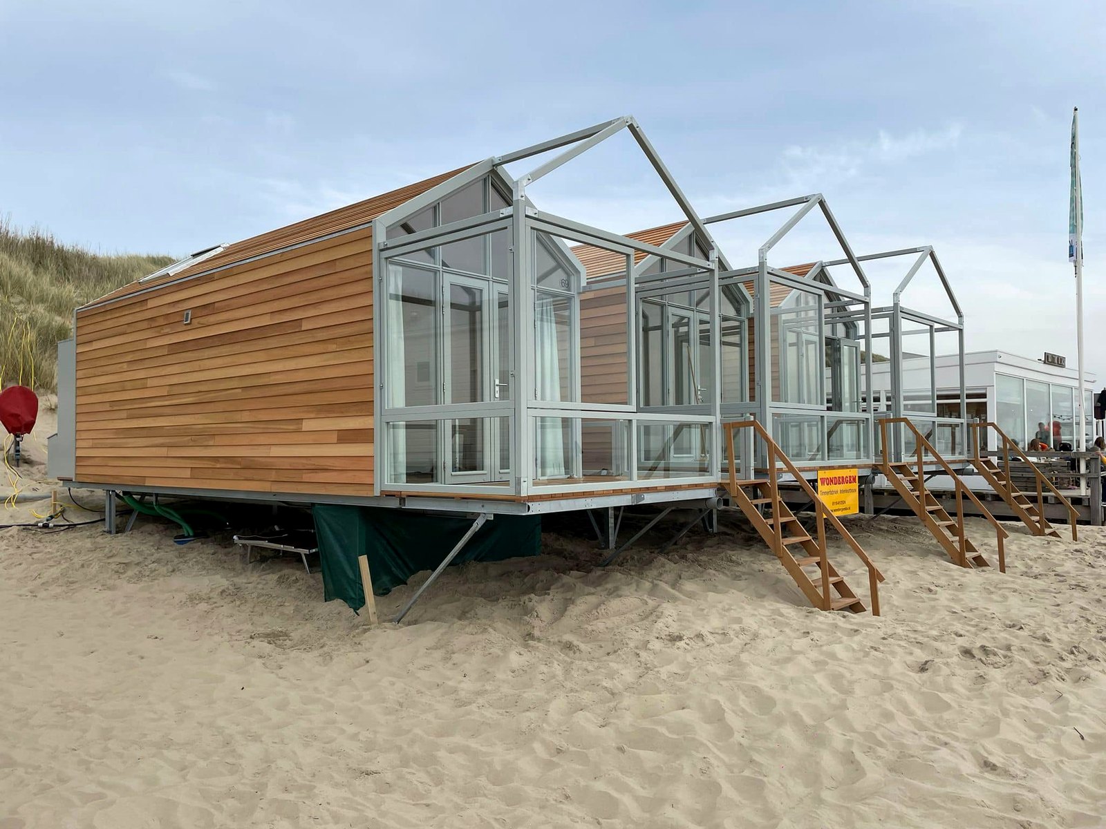 Strandslaaphuisjes met glazen serre
