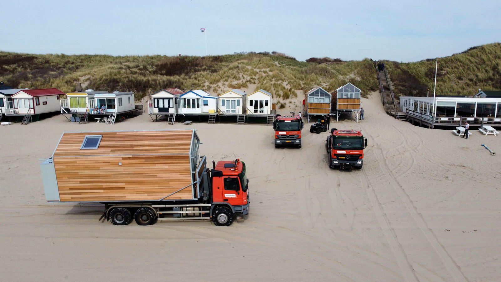 Per vrachtwagen het strand op